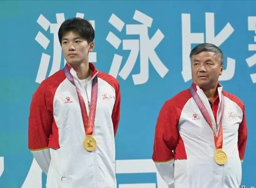 游泳男子冠军_游泳美男冠军图片是谁画的_游泳美男冠军是谁图片