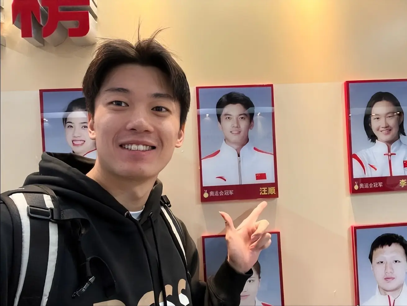 游泳美男冠军是谁图片_游泳美男冠军图片是谁画的_游泳男子冠军