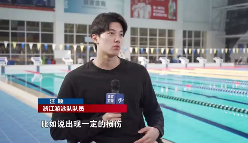 游泳男子冠军_游泳美男冠军是谁图片_游泳美男冠军图片是谁画的